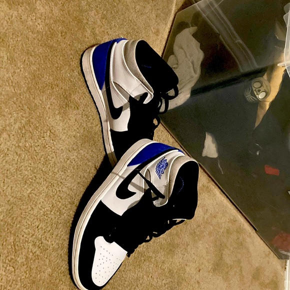 Selling Nike Jordan’s mid. No box